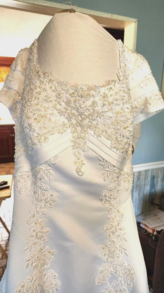 David's Bridal Lady Eleanor White Beaded Wedding Dress Size 18 SEE DESCRIPTION - Image 3 of 4