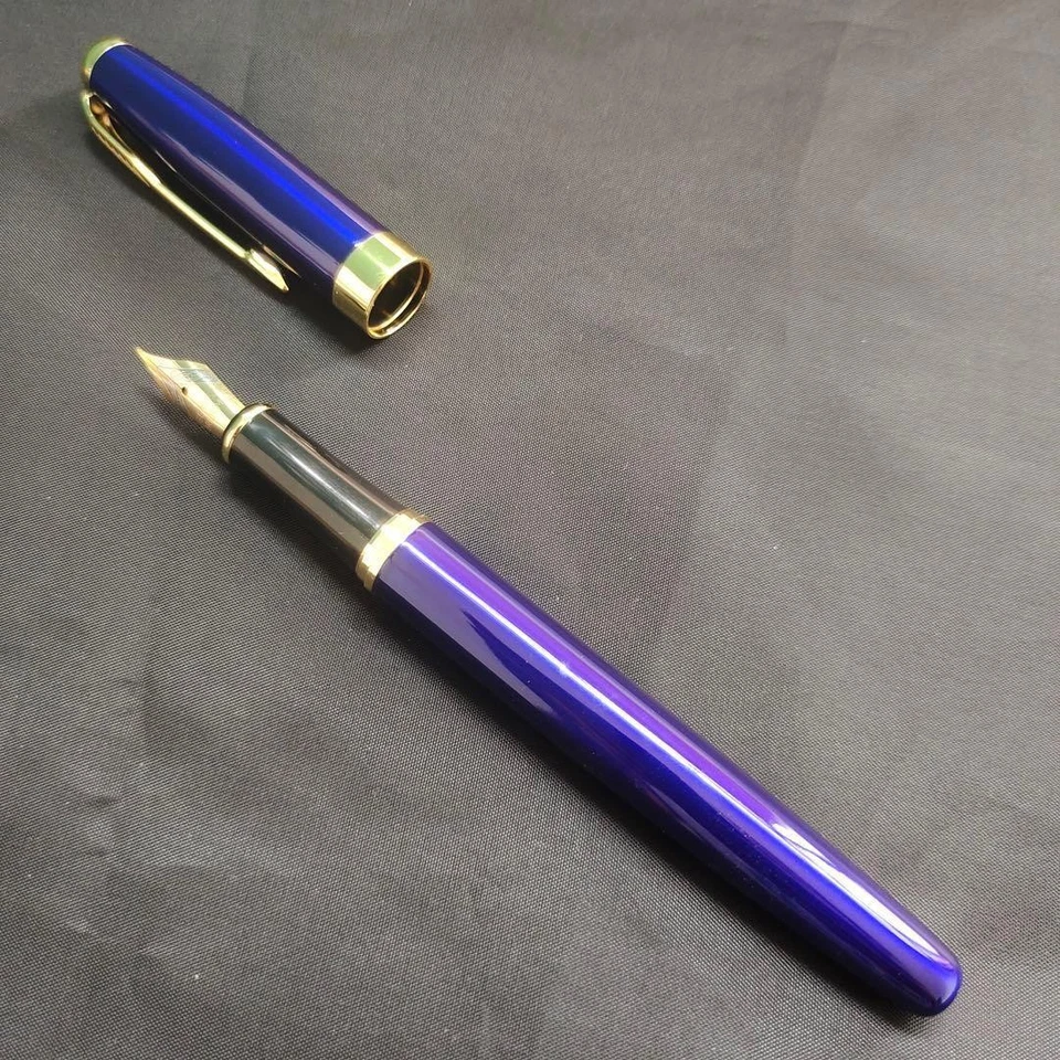 @Pluma Estilográfica Morada Decoración Dorada Foto 2 de 4