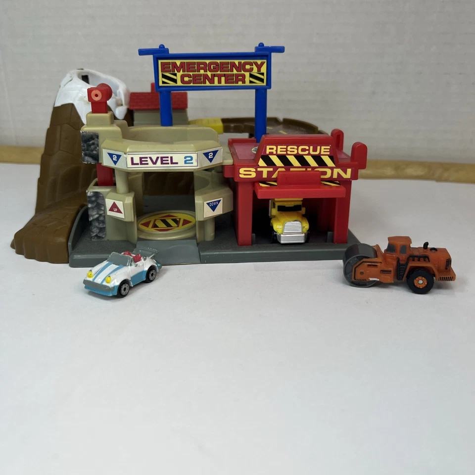 Vintage 2002 Micro Machines Emergency Center  Play Set,Porsche 911 Convertible  - Image 3 of 4