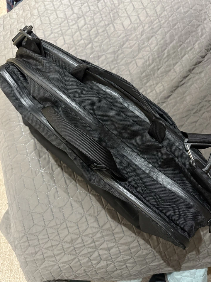 The North Face Shuttle Series Laptop Bag (Rare) - Image 2 of 4