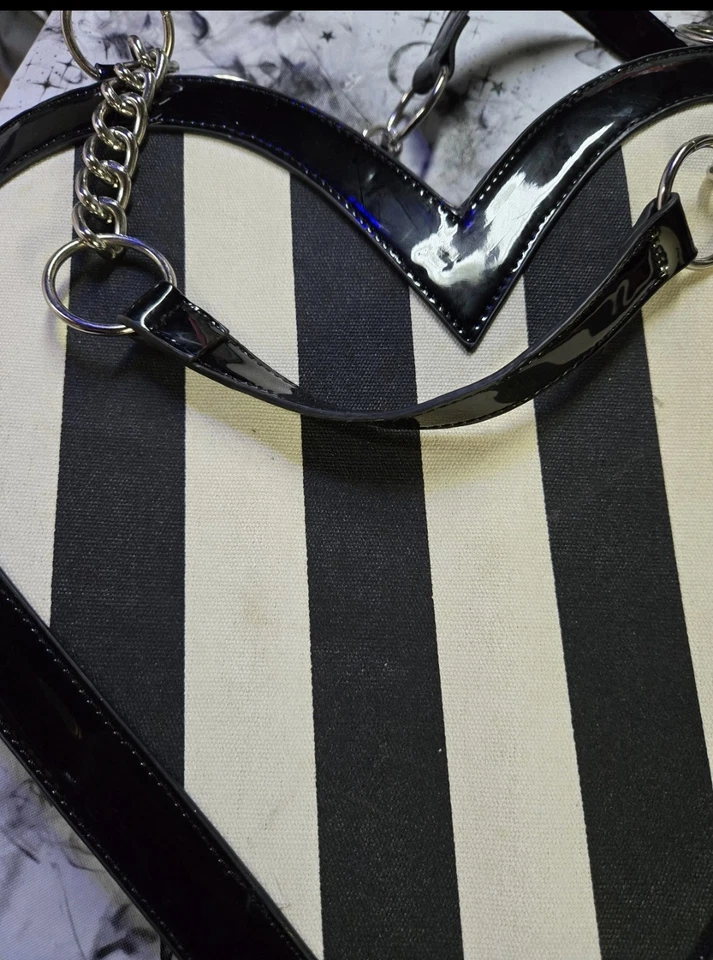 Bolso de mano Sourpuss XL a rayas en forma de corazón Foto 2 de 4