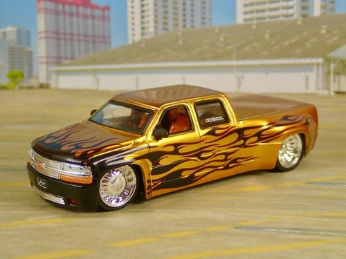 Kustom 1999 - 2007 Chevrolet Silverado Dually Crew Cab Maßstab 1:64 Limited Edit G