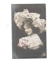 SD2394 VICTORIAN LITTLE CHILDMODEL POSING WITH BIG LACE HAT FASHION EARLY 1900