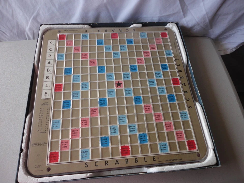 Vintage 1977 Scrabble Deluxe Edition Turntable Complete Selchow & Righter USA - Image 4 of 4