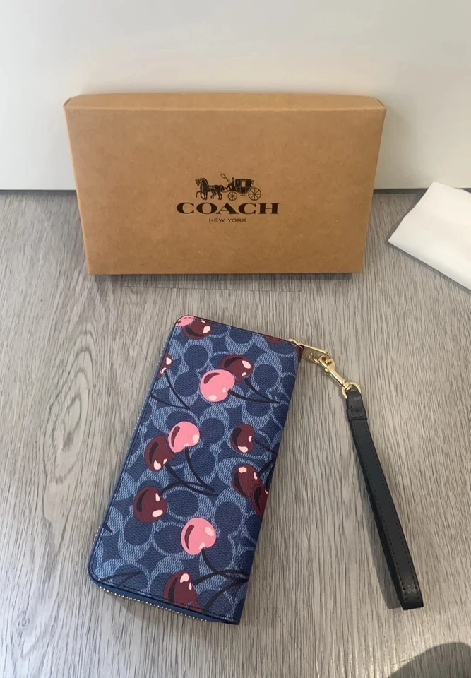 Cartera C.OACH Larga Cremallera Alrededor Firma Lona Estampado Cereza Denim CZ328 Outlet Foto 4 de 4