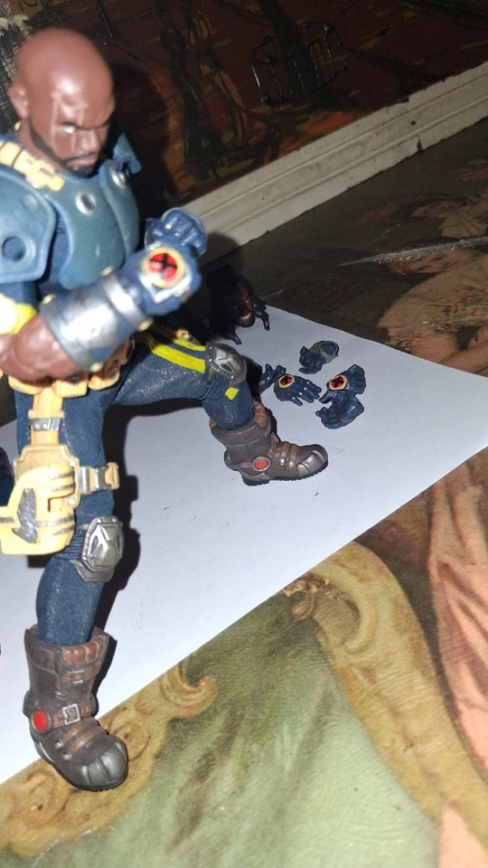 Mezco Бишоп Сломанная Рука Клееная Б/у В остальном Хорошее Состояние товара: Все Руки И Головы - Изображение 3 из 4