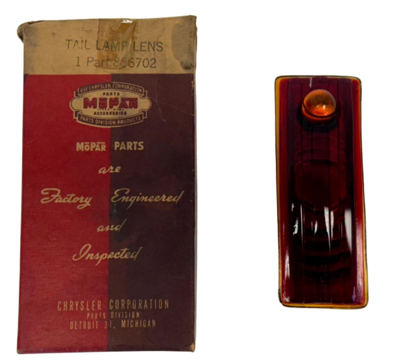 Lámpara de luz trasera izquierda Desoto S-7 1940 lente roja 856702 NOS. Foto 2 de 4