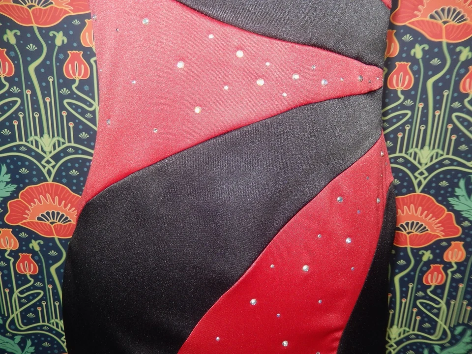 Vestido Hoco Vintage Años 90 Y2K Negro Rojo Rayas Gótico Grunge Un Hombro Cristales Foto 4 de 4