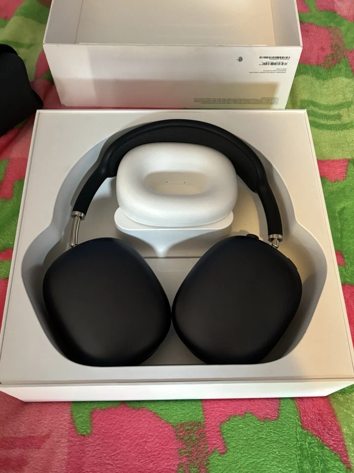 Apple (MGYH3AM/A) AirPods Pro Max Headphones - Space Gray - Image 2 of 4