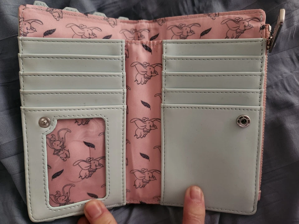 Billetera Disney Loungefly Dumbo Clásica Azul Pastel Billetera Usada Coleccionable Foto 4 de 4