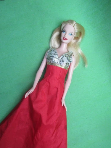 Barbiepuppe, blond, im Abendkleid