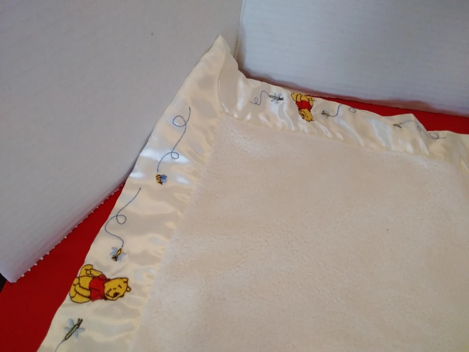 Manta De Colección Disney Winnie the Pooh Bebé Felpa Bordada Borde Satinado y Espalda Foto 4 de 4