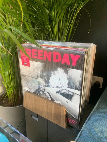 GREEN DAY - Saviors - Neon Pink with Neon Green Splat - Limited Edition Vinyl LP - Picture 2 of 8