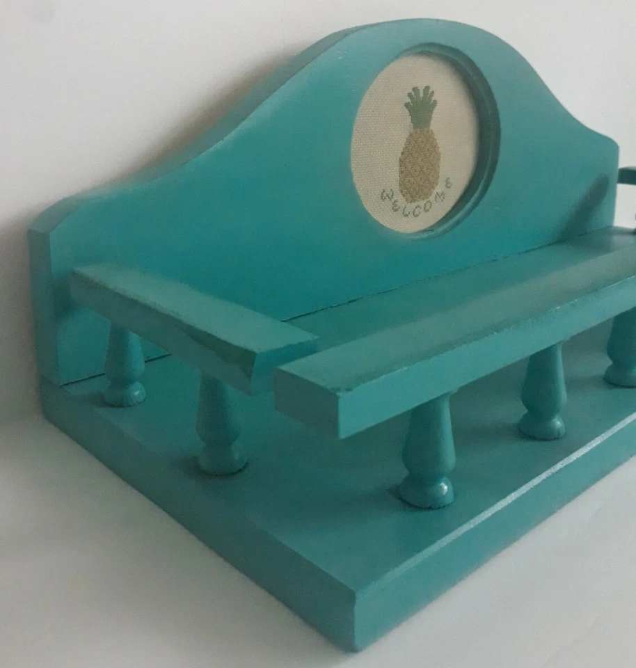 Estante Vintage Madera Maciza Turquesa Estante con Piña Bienvenida Bordado Años 70 Foto 2 de 4