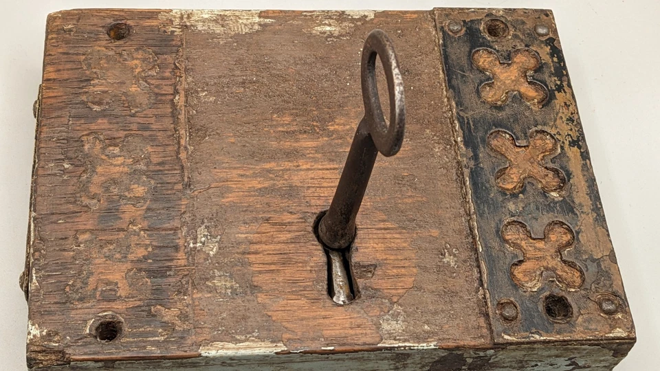 Antigua cerradura de puerta de iglesia victoriana de madera de roble y hierro con llave  Foto 2 de 4