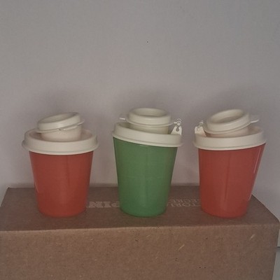 Set of 3 Plastic Cups with White Lids, Red & Green, 2 oz, Solid Color, Round