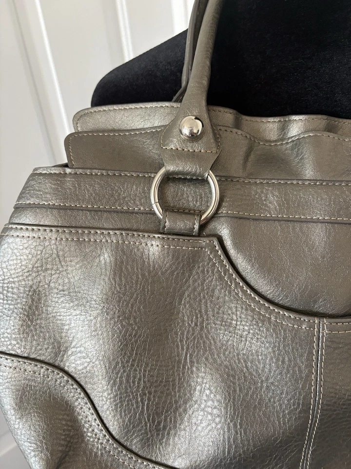 Bolso de Hombro Mondani Gris Metálico Y2k Con Interior Púrpura Foto 4 de 4