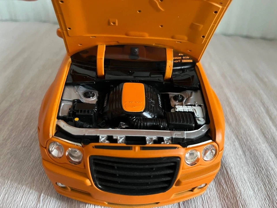 Norev 1:18 Chrysler 300C Hemi V8 Parotech - Immagine 3 di 4