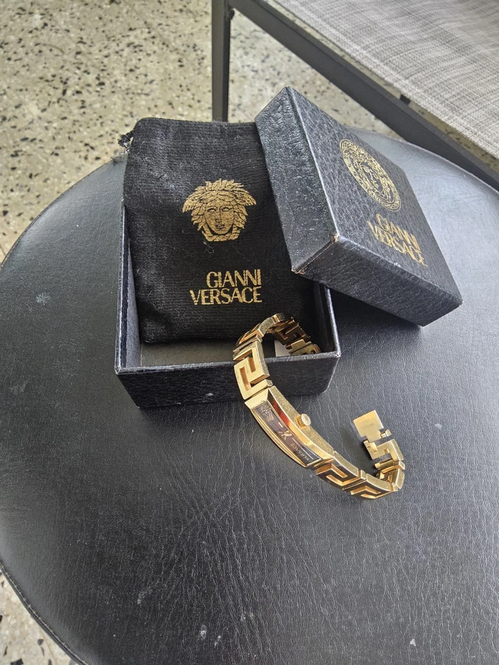 Reloj VERSACE Petite de eslabones dorados para mujer Foto 2 de 4