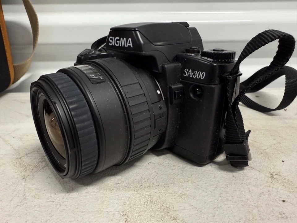 SIGMA SA-300 35mm Lens W HI-Max Flash W Bag - Image 2 of 4