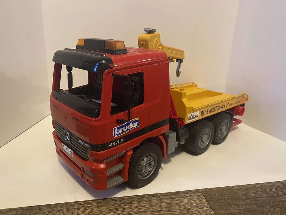 Grúa Bruder 4143 con vehículo de campo traviesa Foto 2 de 4