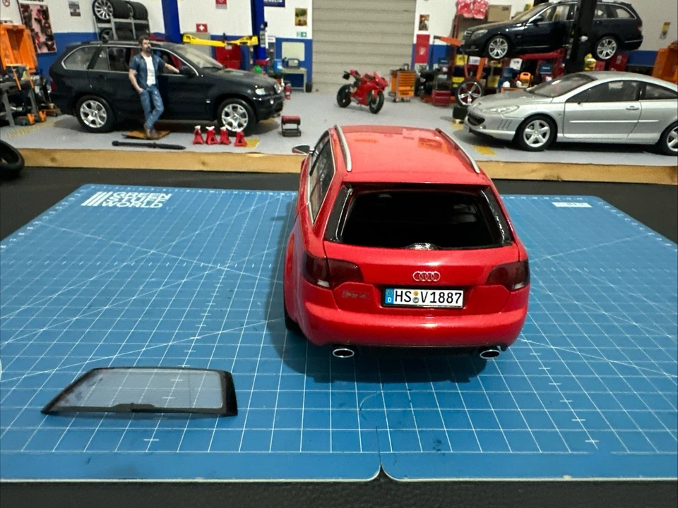 Audi RS 4 Avant 2006 - MINICHAMPS 1:18 Rossa - Immagine 4 di 4