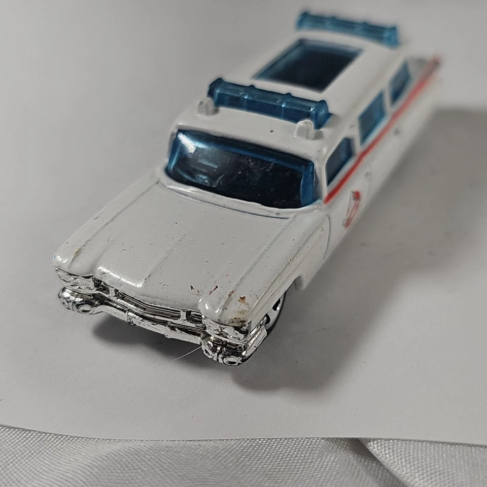 Coche diecast Hot Wheels Ghostbusters Ecto-1 2009 Cadillac Wagon 1:64 CP II Foto 3 de 4