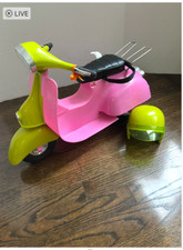 Nostra Generazione VESPA SCOOTER PER Bambola 18" con CASCO Rosa Caldo + Verde (adatto AG)