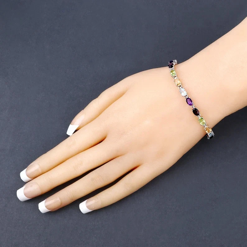 Brazalete tenis peridoto multicolor creado en laboratorio ovalado de 10 quilates enchapado en oro blanco de 14 quilates Foto 2 de 4