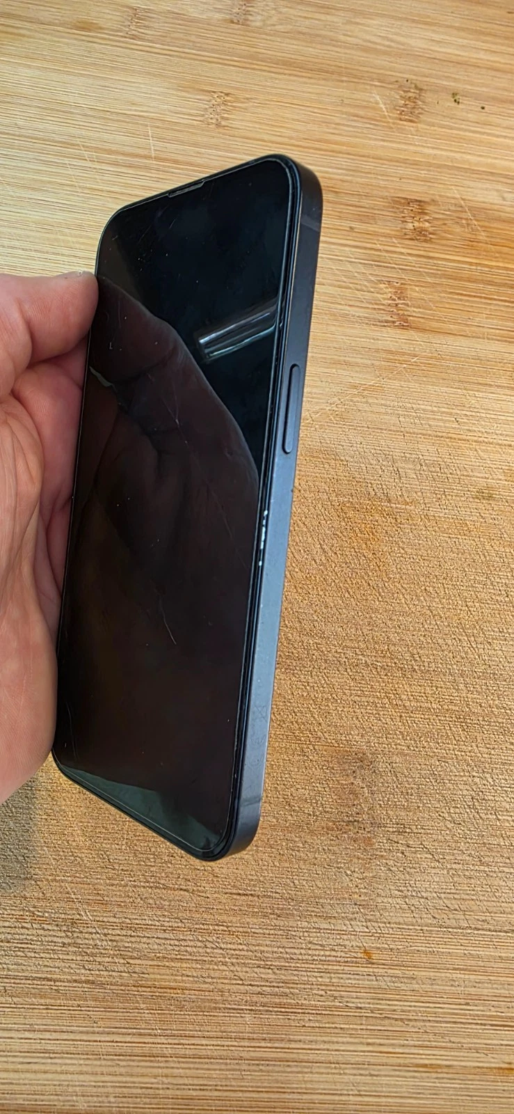 Apple iPhone 13 Gebrauchsspuren Farbabplatzer rechte Gehäuseseite