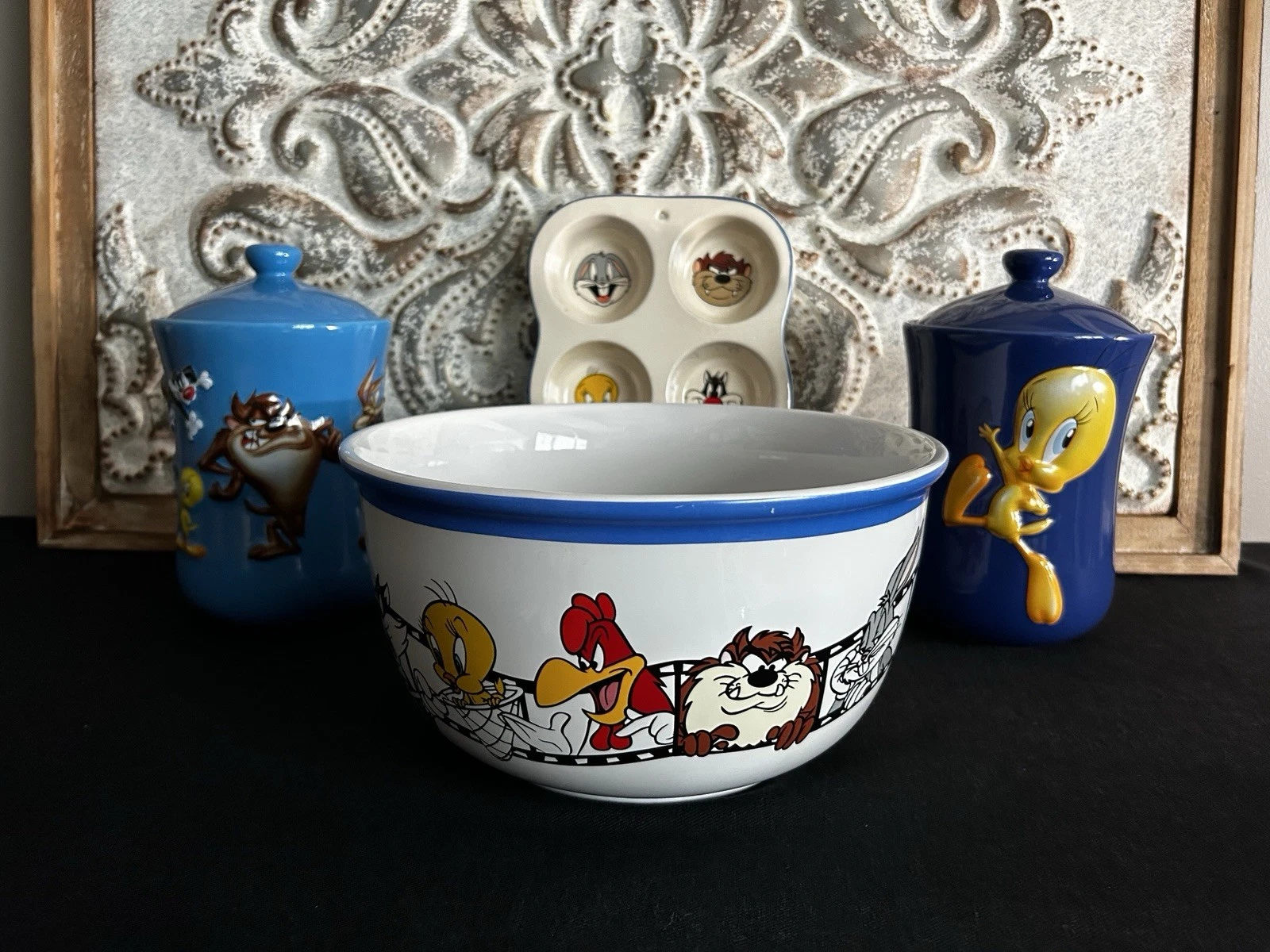 Looney Tunes Lot Of 4 - 2 Cookie Jars, Muffin Tin & Large Bowl (Tweety Taz Pepe)