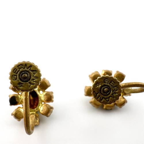 Vintage Germany Green & Gold Tone Cluster Earrings. Screw Back - Imagen 4 de 9