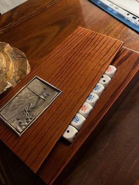 Cofanetto in legno carte da gioco e dadi con bassorilievo argento MIDA perfetto - Immagine 3 di 4