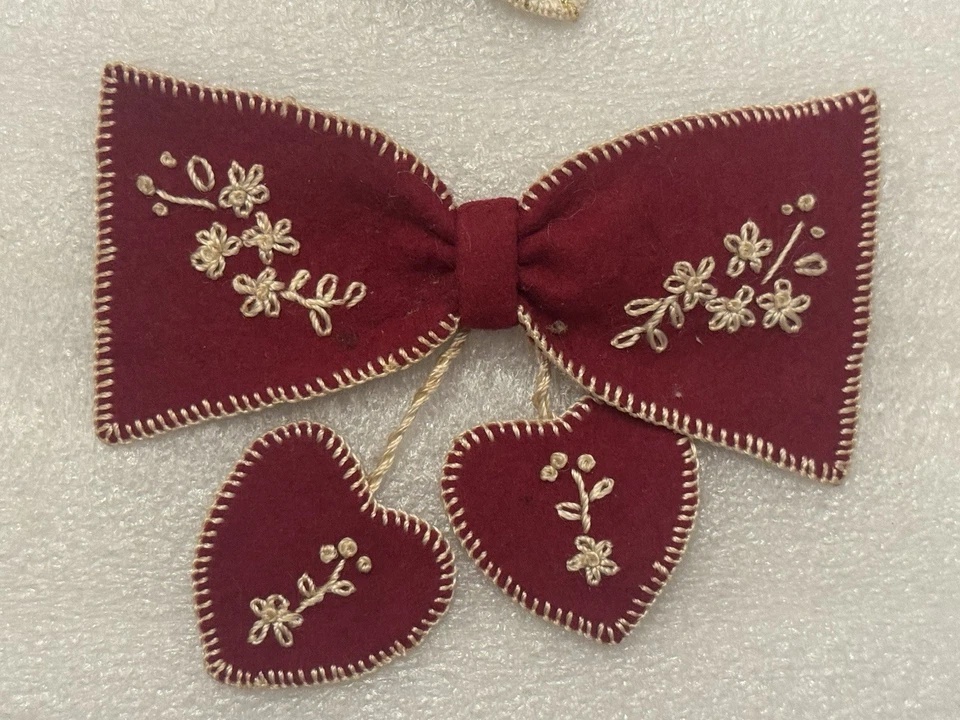 Lote de dois laços antigos feitos à mão costurados com tema de coração casamento ou ocasião - Imagem 3 de 4