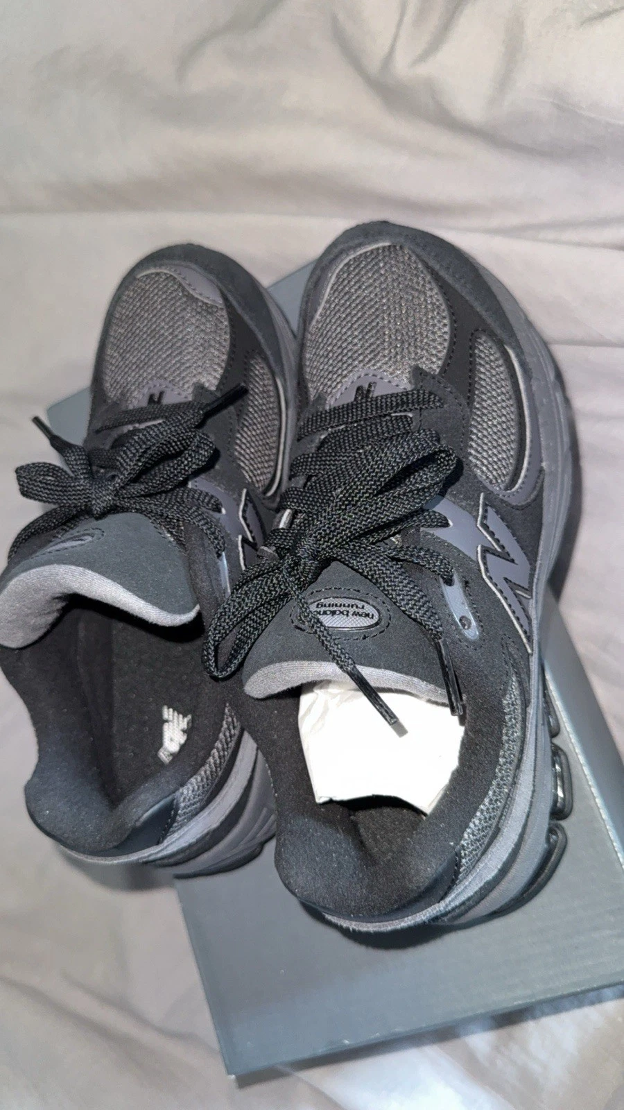 New Balance 2002r Uk 4 nuovo con scatola completa la scatola è un po' danneggiata.