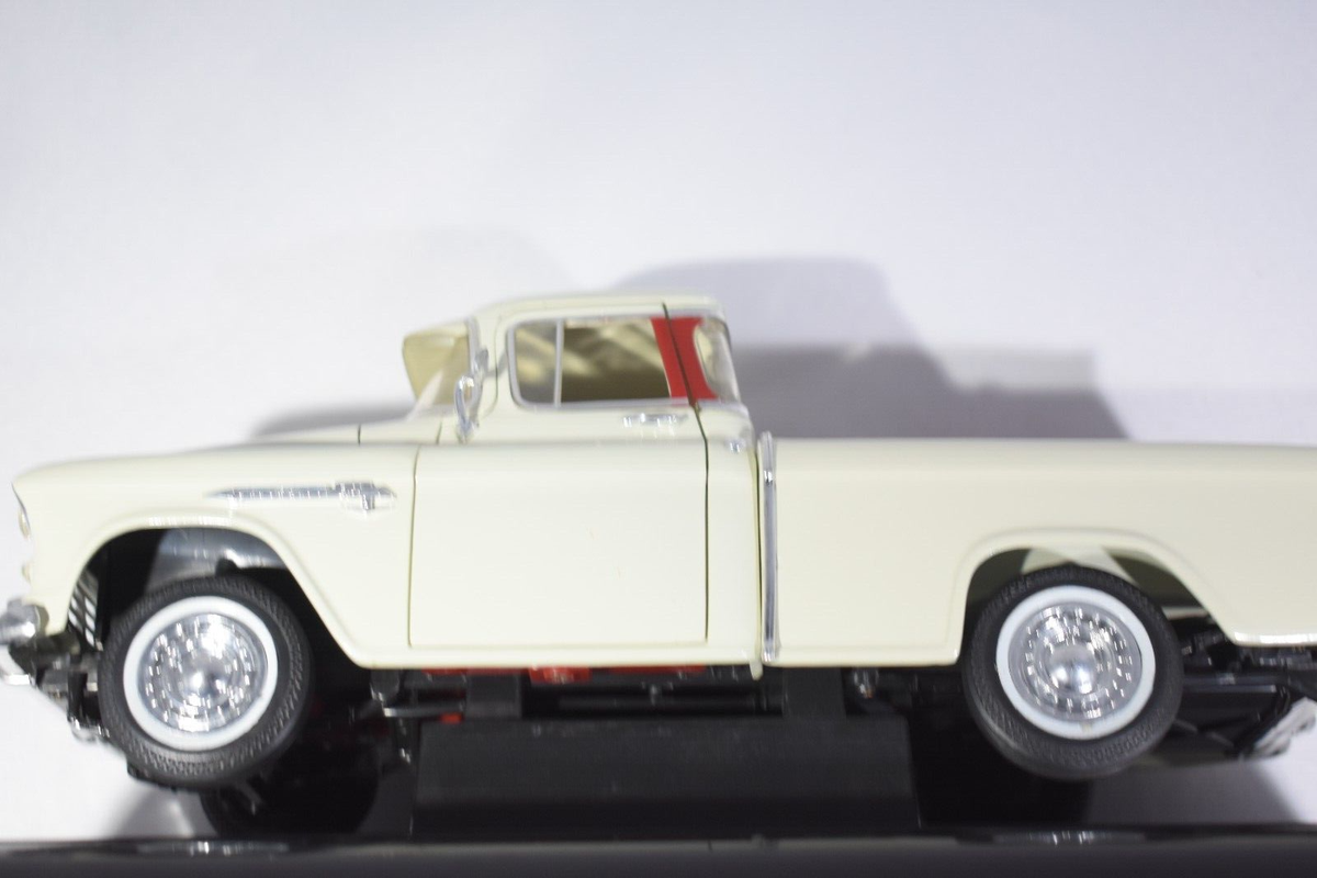ERTL American Muscle 1955 Chevy 3100 Cameo 1:18 scale Diecast