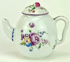 Victoria And Albert Museum 1985 Franklin Mint Mennecy Mini Porcelain Teapot