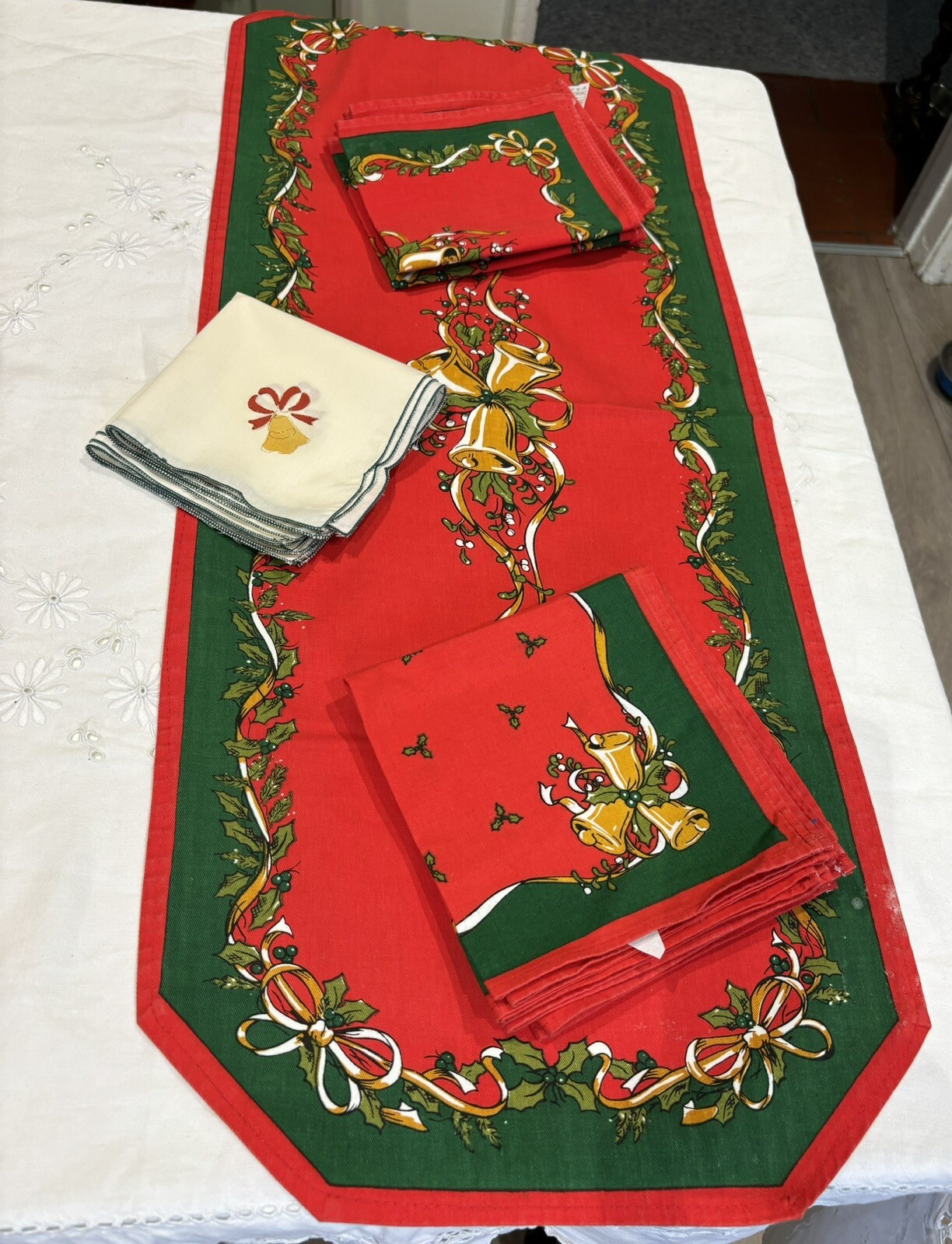 Ein weihnachtlicher Tischläufer mit 11 passenden Servietten 3 extra