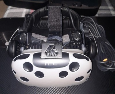 HTC Vive Virtual Reality Headset (99HAHZ024-00)