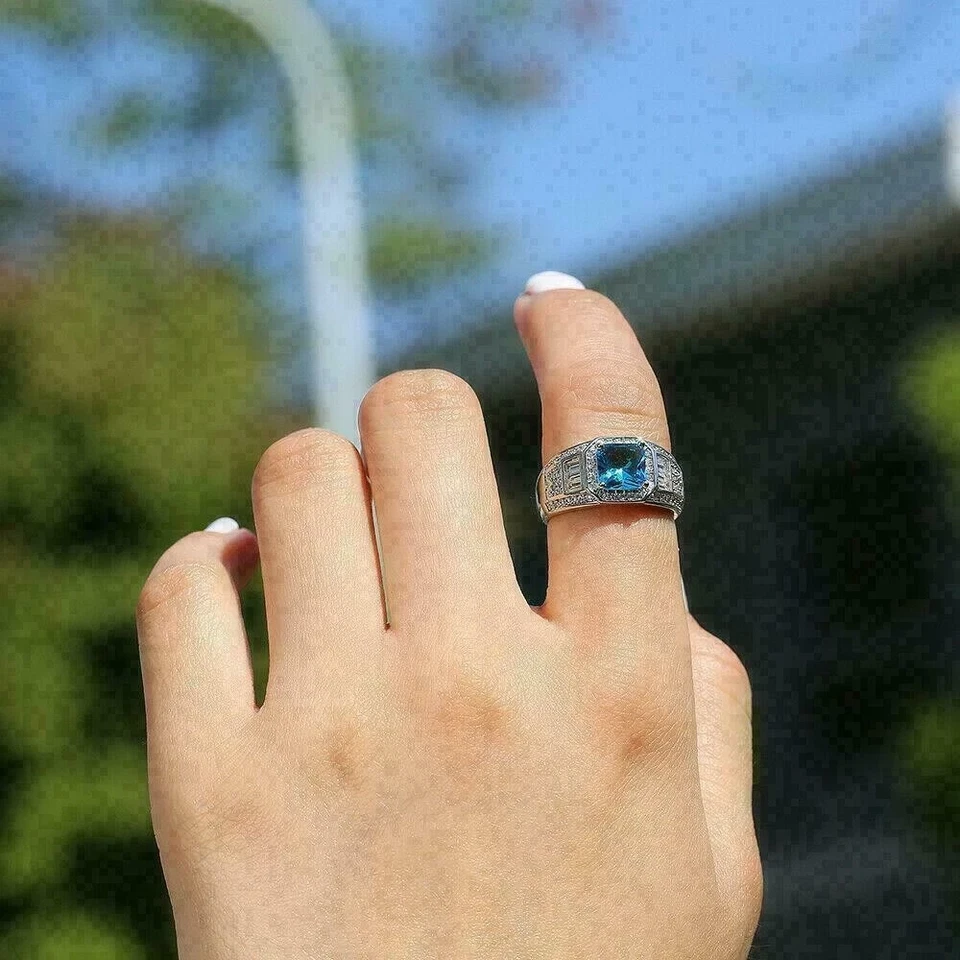 Anillo de boda de topacio azul simulado corte princesa de 2,30 quilates para hombre enchapado en oro blanco de 14 k Foto 3 de 4