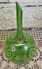 Jarrón vintage hecho en Portugal vidrio verde largo inclinado cuello bulbo 9,75"