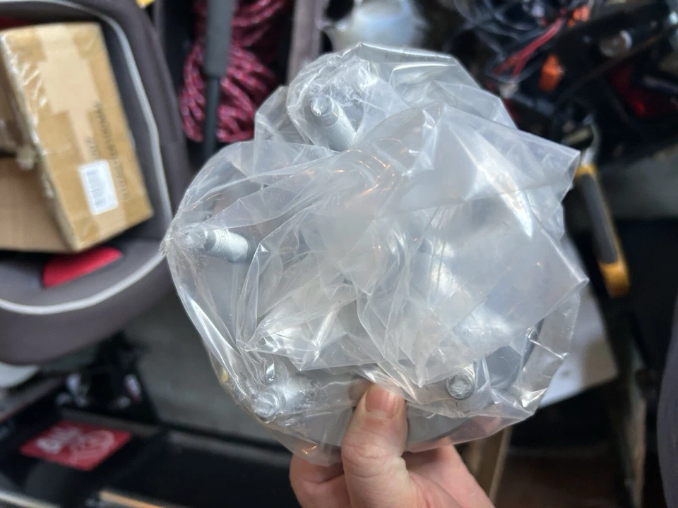 Bujes de rueda para un 08 Chevy Impala 2 delantero 1 trasero todavía en plástico Foto 4 de 4