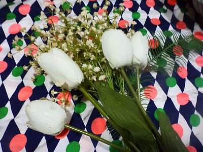 der weiße Blumenstrauß Tulpen etc...Deko, Garnitur Hüte usw...