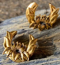 PAIR Gold Plated Lotus Flower Saddle Ear Spreader Surgical Steel Tunnel Plug