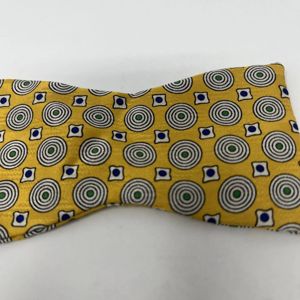 Pajarita Robert Talbott seda amarilla con detalles circulares azul marino y verde Foto 4 de 4