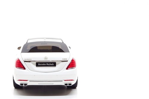 AUTOart 1:18 Mercedes-Benz Maybach S600 in Designo Diamond White Metallic - Picture 8 of 13
