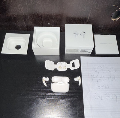 Apple AirPods Pro MagSafe Charging Case White MLWK3AM/A Very Used READ DESCRIPTI