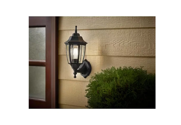 Aplique linterna de pared exterior Hampton Bay 1 luz negro de atardecer a amanecer Foto 4 de 4