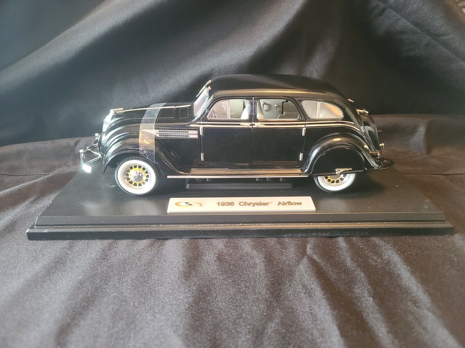 Signature Models 1/18 / 1936 Chrysler Airflow / Used / Broken