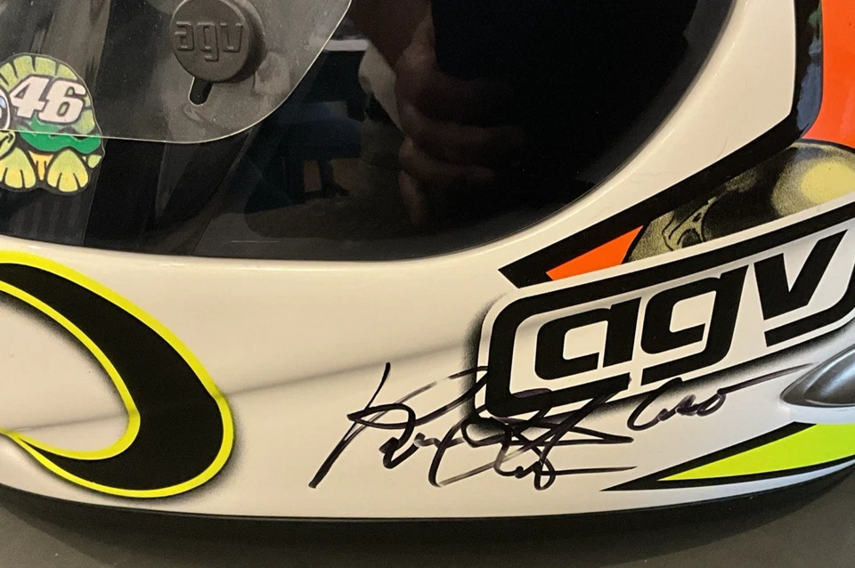 Casco autografiado por Valentino Rossi AGV Ti-Tech LE Mugello 2006 Milo Manara VR46 Foto 2 de 4